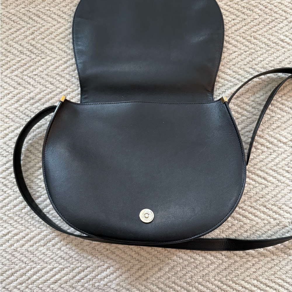 Cuyana Classic Saddle Bag in Black Smooth Leather - Picture 3 of 7